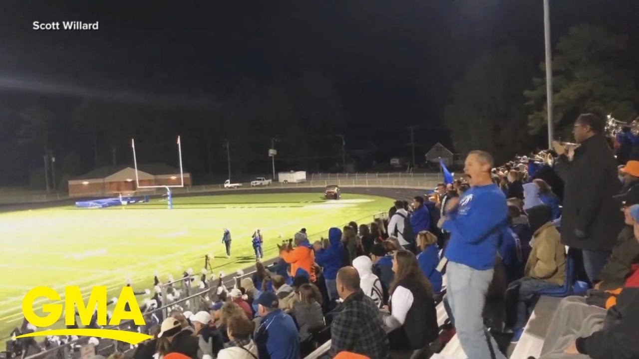 Proud dad cheers along with his daughter l GMA