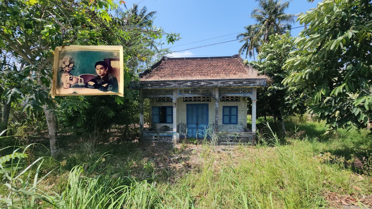 Ngôi nhà lợp ngói bỏ hoang bên trong chỉ còn để lại tủ thờ xưa