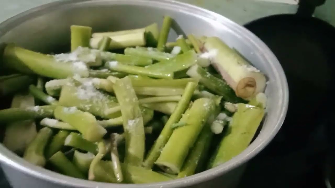 কচু শাক দিয়ে লোটা মাছের শুটকি গ্রাম বাংলার পুরনো দিনের রেসিপি bulbuli vlogs 🫕