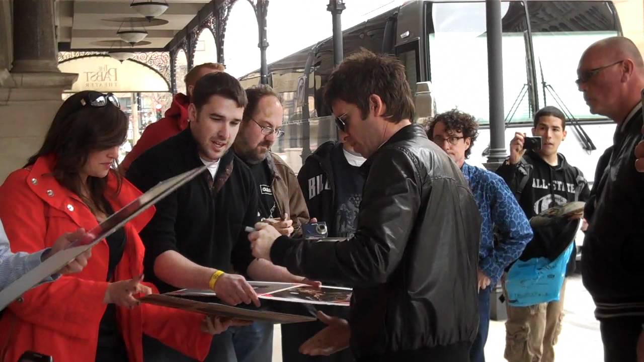 Noel Gallagher signs stuff