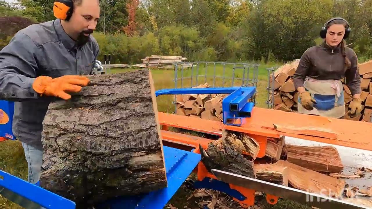 Eastonmade 12-22 Woodsplitter using box wedge to split some 32 inch logs