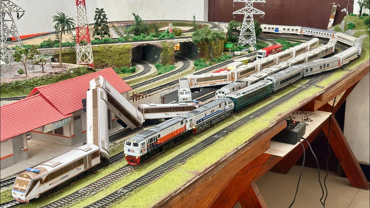 kereta api KAI panjang Panoramic,eksekutif & Kontainer Double traksi anjlok menabrak kereta Inspeksi