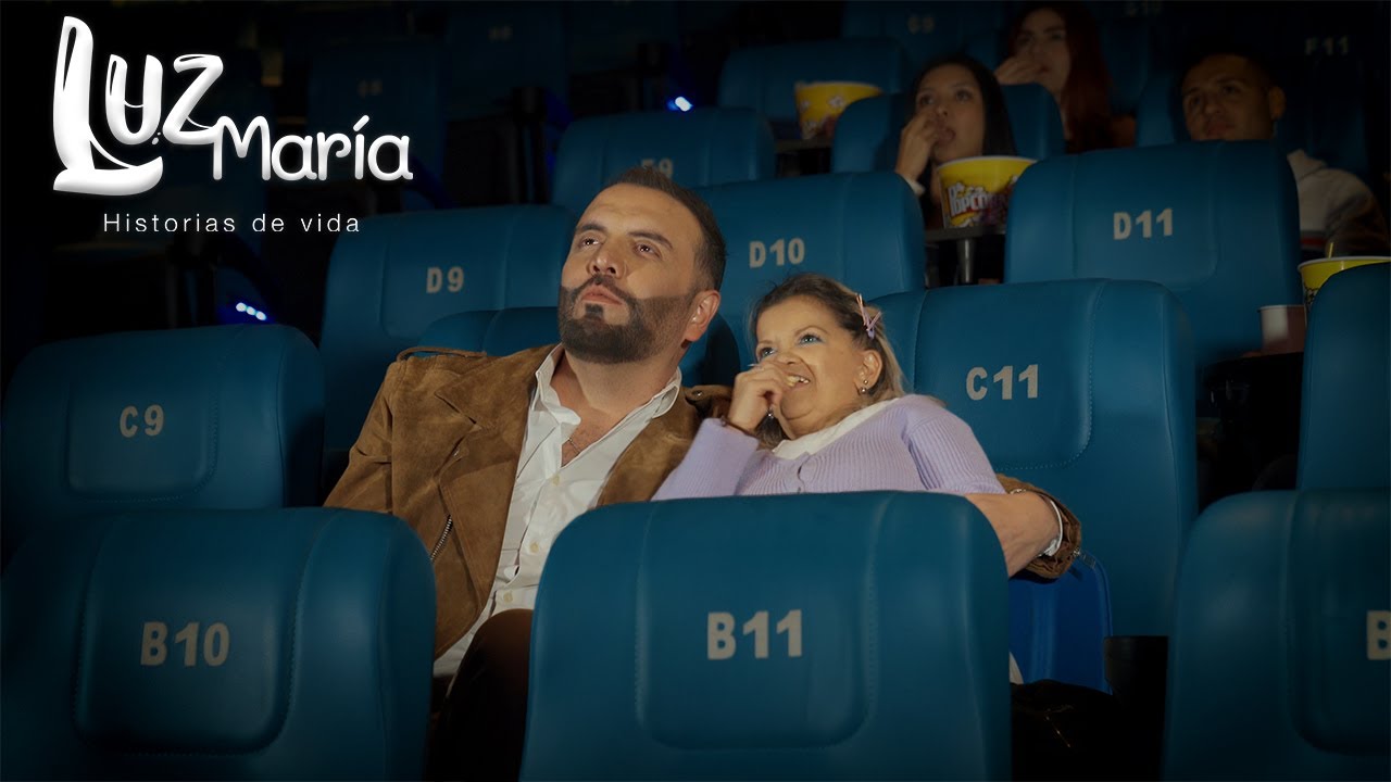 LLev&oacute; a sus dos novias al cine descaradamente