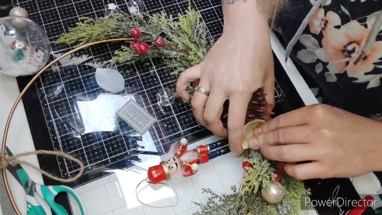 customisation d'une couronne de Noël avec du matériel pas cher .