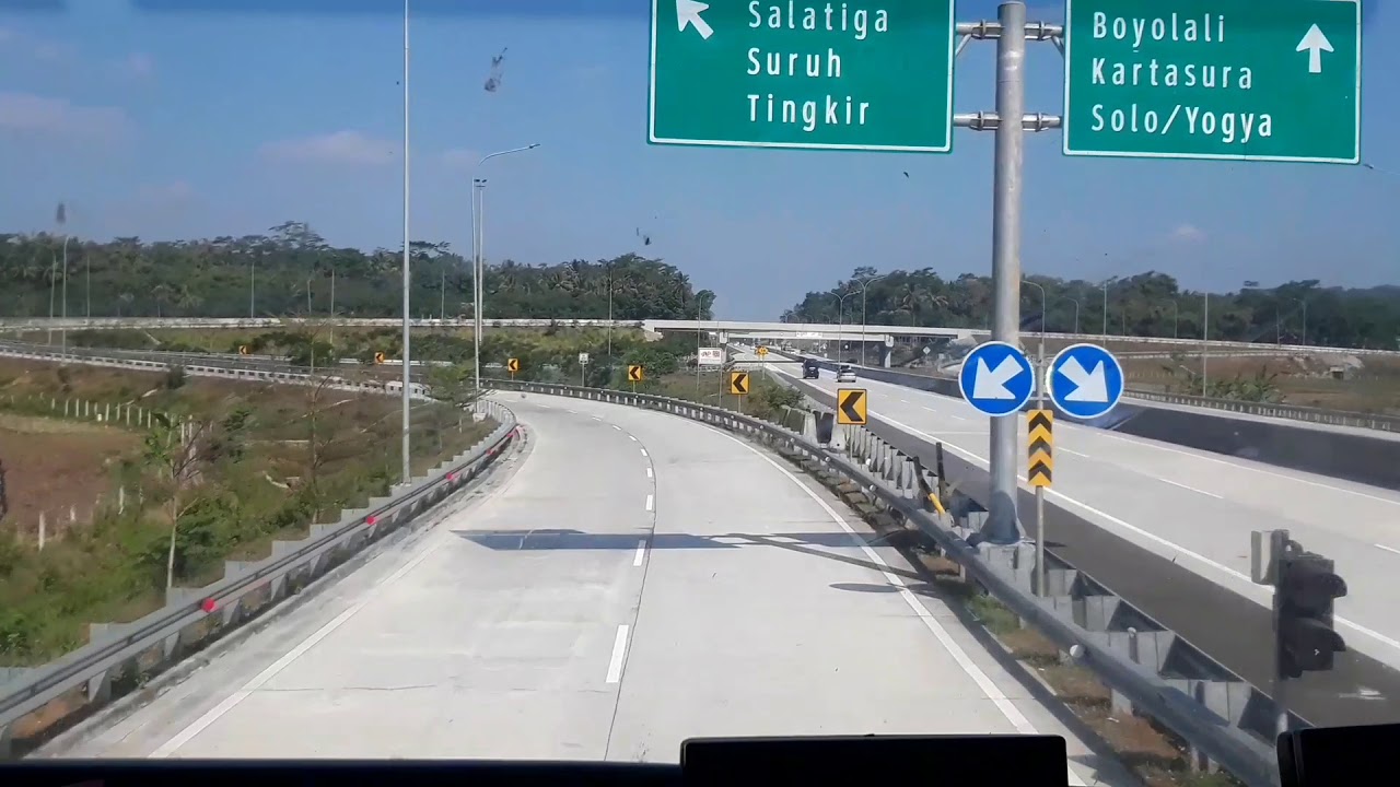 Pemandangan Gerbang Tol Salatiga di siang hari.
