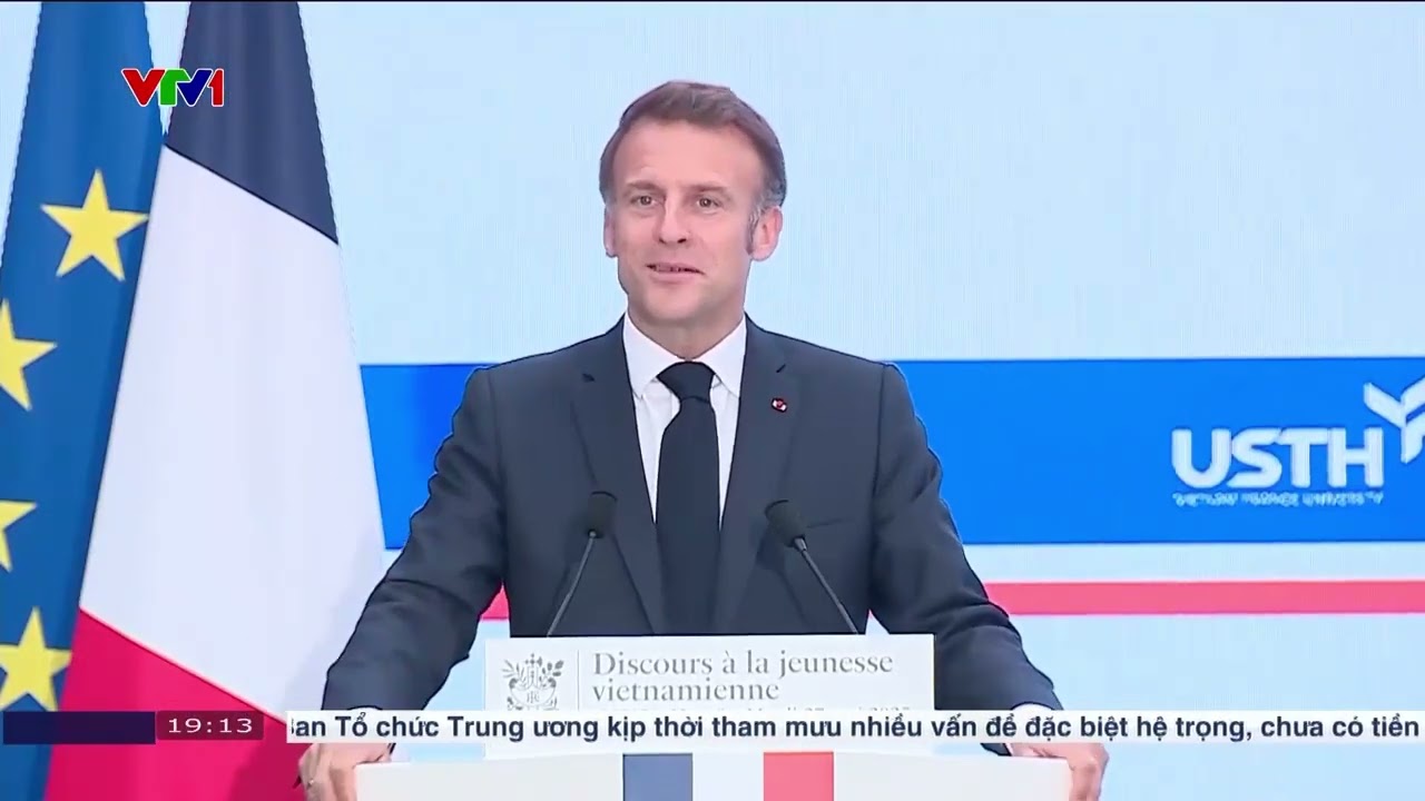 Tổng thống Pháp Emmanuel Macron và phu nhân cùng Phó Chủ tịch nước Võ Thị Ánh Xuân đến thăm USTH