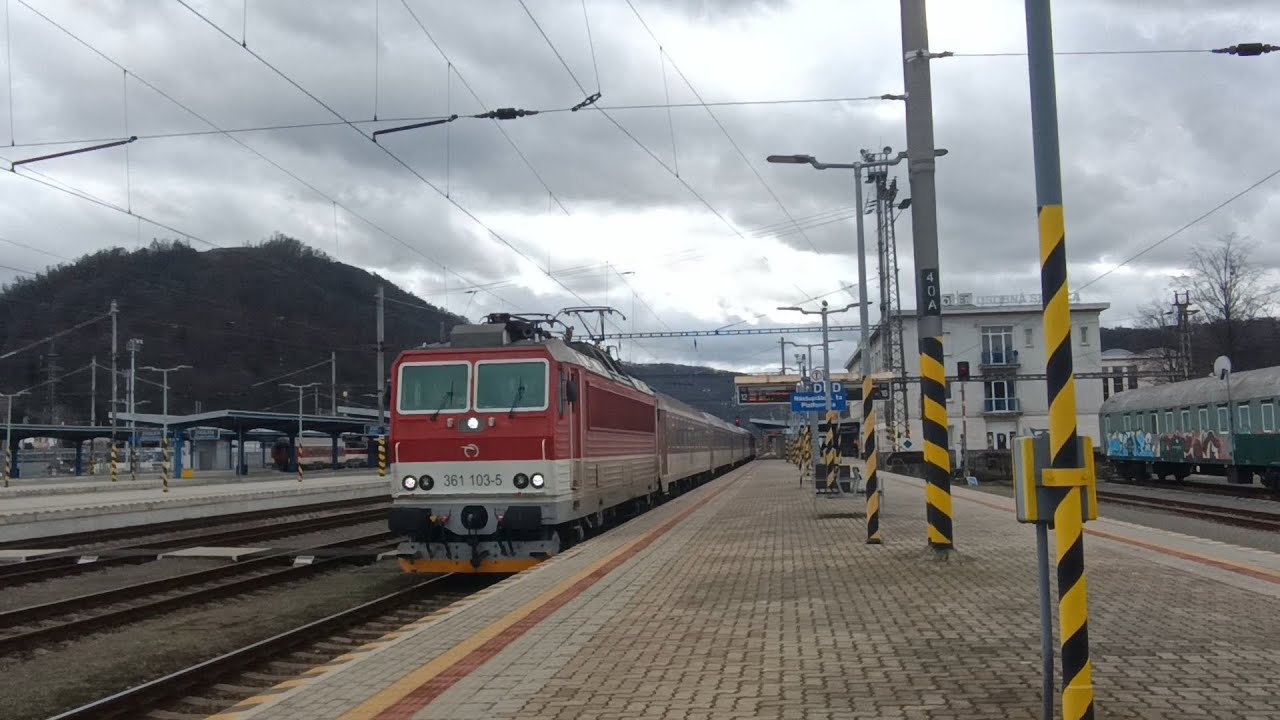 Vlak Eso prichádza a odchádza zo stanice Zvolen os. st.