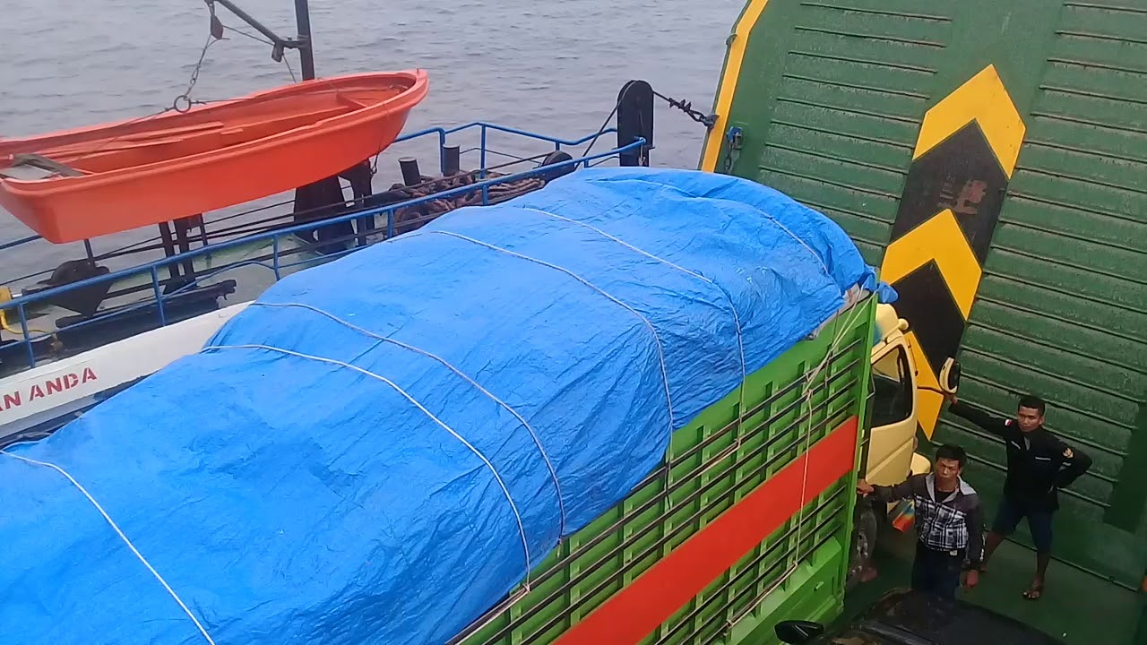 Penyebrangan ferry wamengkoli dan bau-bau diterjang ombak besar