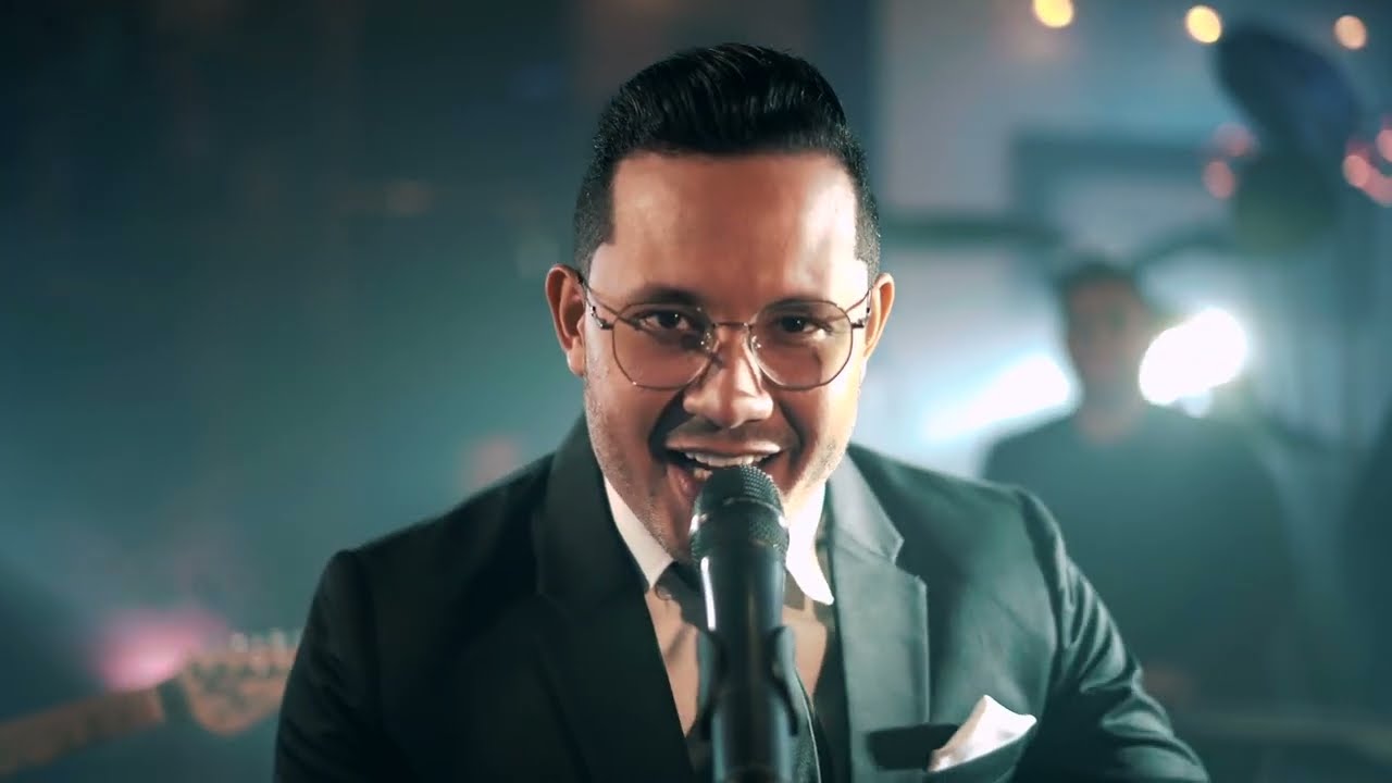 Ayer y Hoy - Douglas La Voz - (En Vivo)
