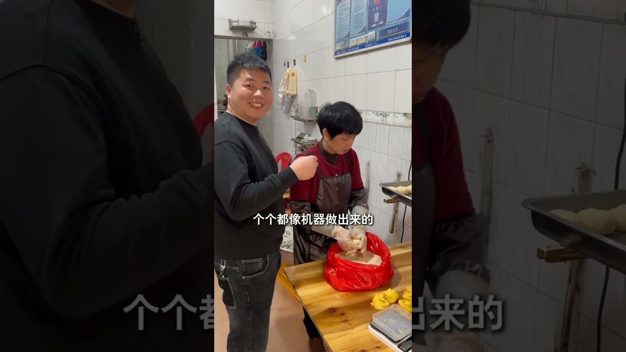 This is definitely a master in the rural taro food world. Each snack costs 2 yuan. Dur