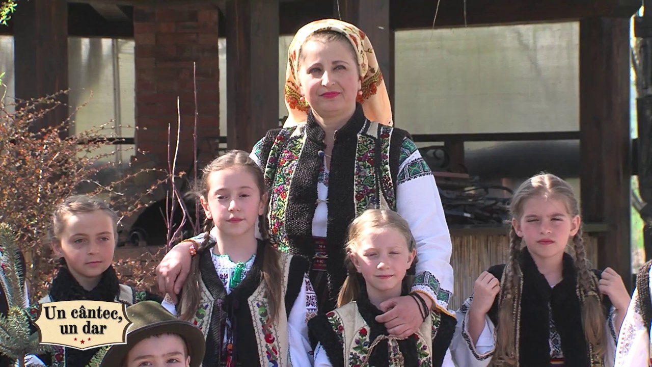 Grupul „Micii Razesi” de la clubul copiilor din Falticeni - Sarut mana maica buna