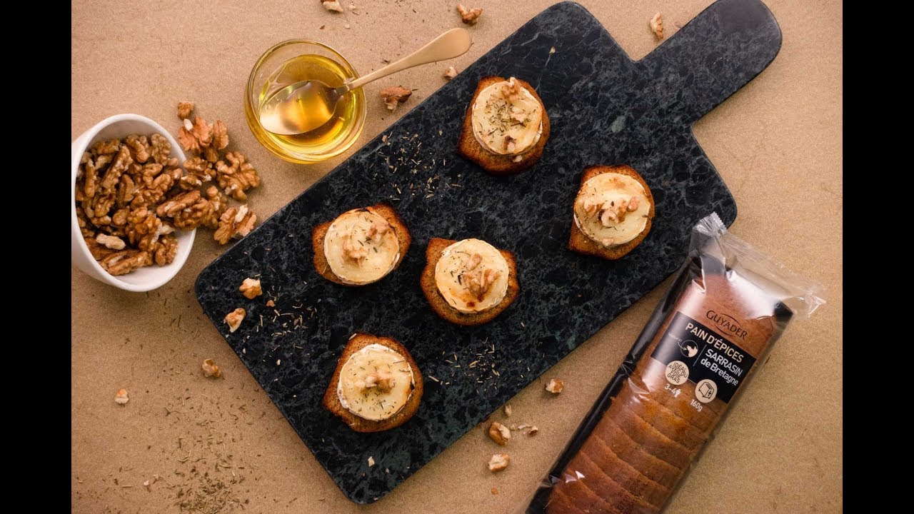 Toasts de pain d'épices au chèvre, miel et noix