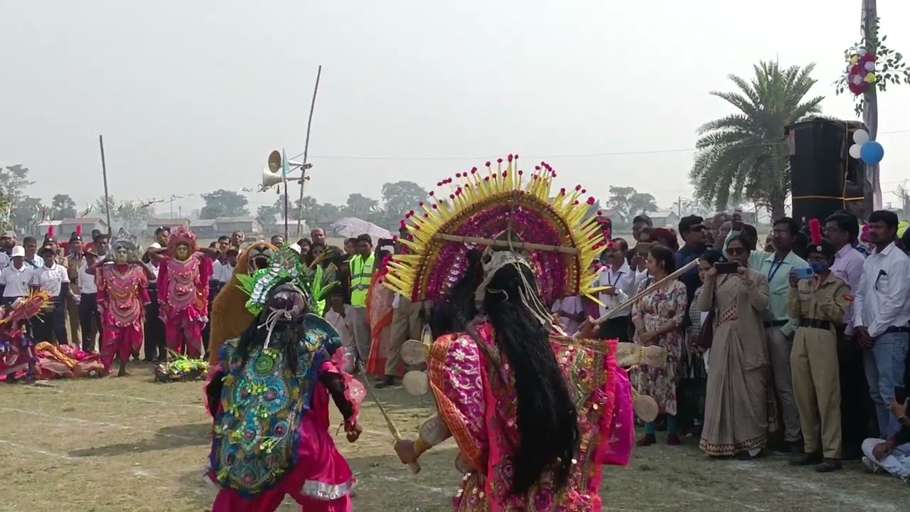 ক্রীড়া প্রতিযোগিতায় ছৌ নাচের অনুষ্ঠান।