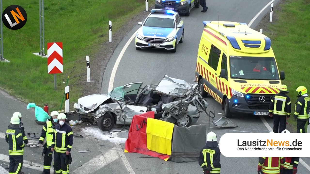 BAB4/ Weißenberg - Renault kracht auf LKW an Stauende