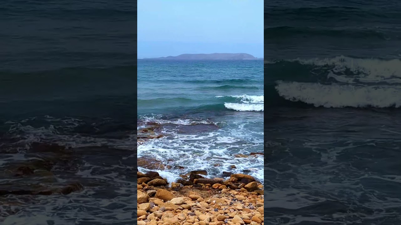 Море Криту і далекий острів на горизонті 🌊🏝️