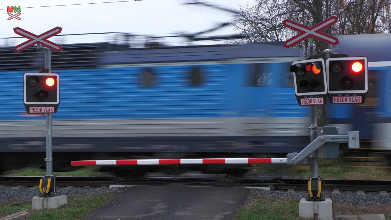 Železničn&iacute; přejezd Bediho&scaron;ť #2 [P7584] - 9.11.2025 / Czech railroad crossing