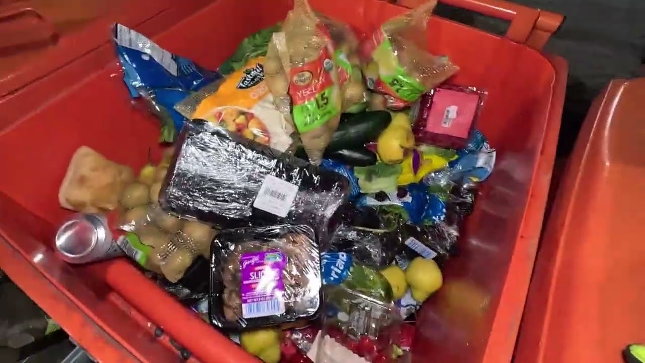 Dumpster Diving Puno Lahat Mga Bin Prutas Gulay Gamit Libre