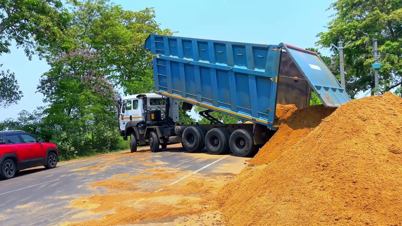 Dumper gadi unloadig sand #dumperunloading 