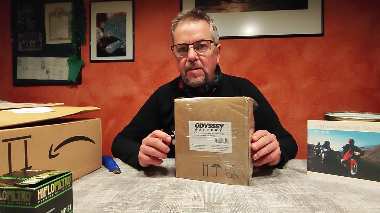 BMW R 1100RS Unboxing maintenance, Odyssey battery, oil and engine filter.