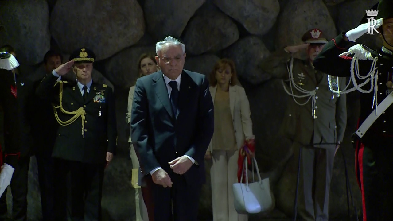 Il Presidente Mattarella depone una corona d'alloro presso il Memoriale dell'Olocausto