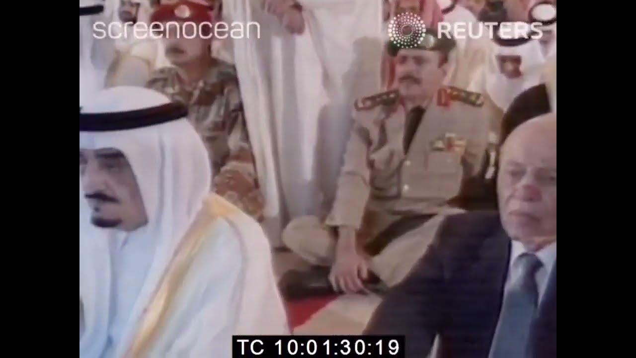 ‏فيديو قديم لـ صلاة ⁧عيد الفطر في الحرم المكي عام ١٤١١هـ - ١٩٩١م .. الملك فهد وأميرالكويت جابرالصباح