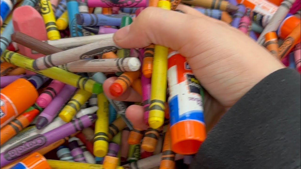 ASMR crayon sounds / Organizing crayons 