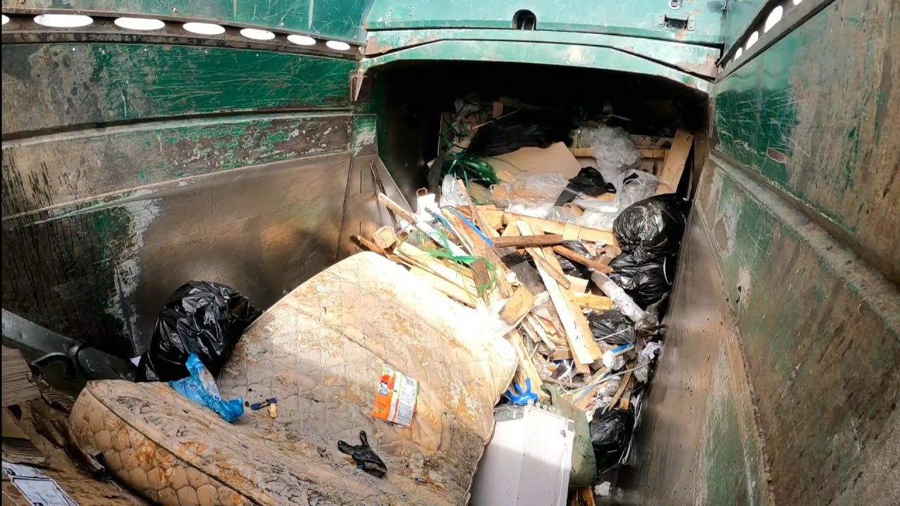 Waste Management Autocar/Mcneilus front loader garbage truck packer 1