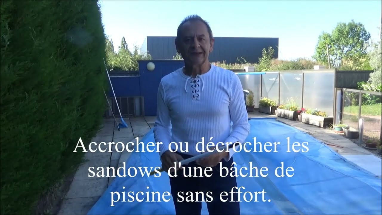 Accrocher une bâche de piscine sans effort.