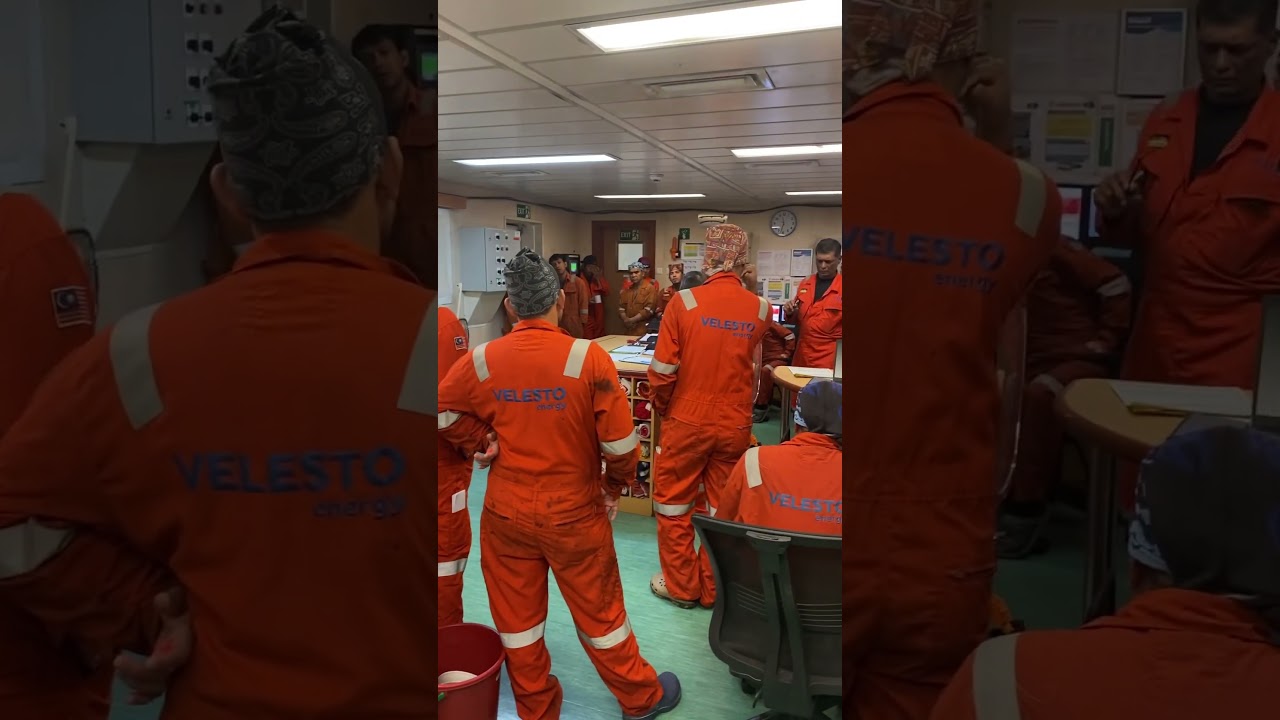 Crew Midnight Pre Job Safety Meeting #rigmove #jackup #roustabout