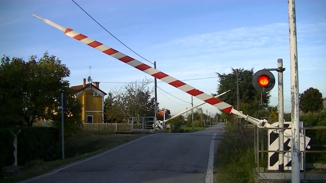 Spoorwegovergang Barcon (I) // Railroad crossing // Passaggio a livello