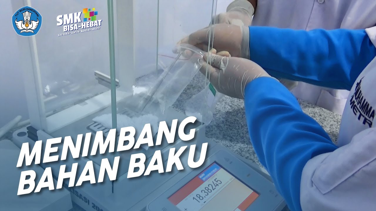 Menimbang Bahan Baku yang Dibutuhkan Untuk Proses Produksi - Farmasi