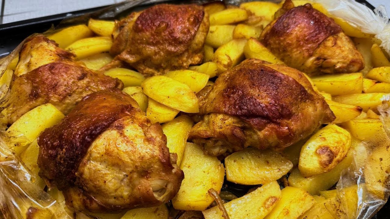 Курячі стегенця з картоплею , засмажені у рукаві у духовці. Просто , швидко і дуже смачно.