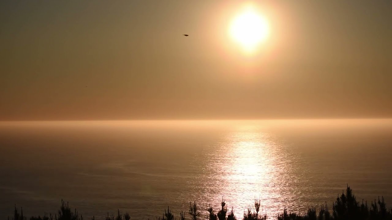 Puesta de sol desde las inmediaciones del Cabo Vilán con un cielo completamente soleado y despejado