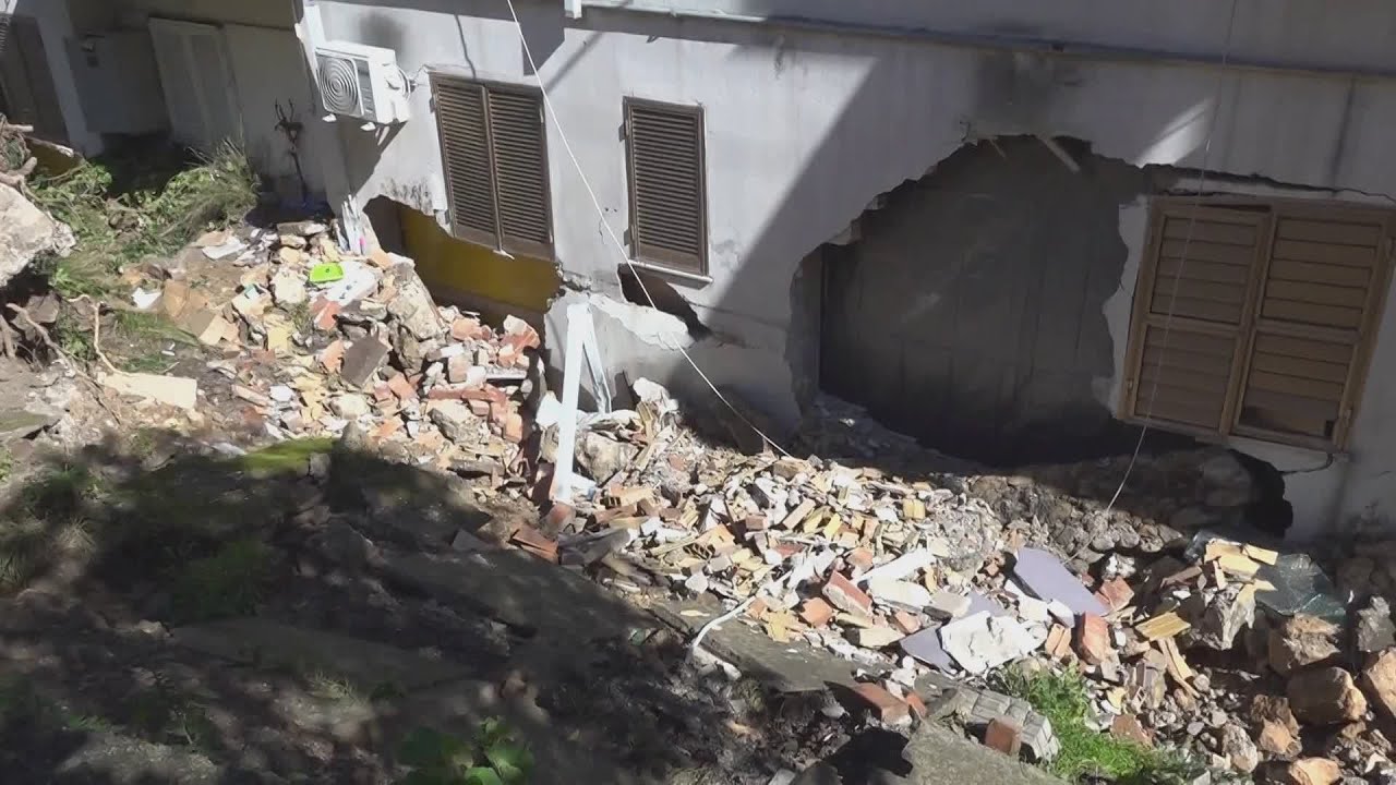 CROLLA MURO A SAN VITO E SFONDA DUE APPARTAMENTI, TRAGEDIA SFIORATA