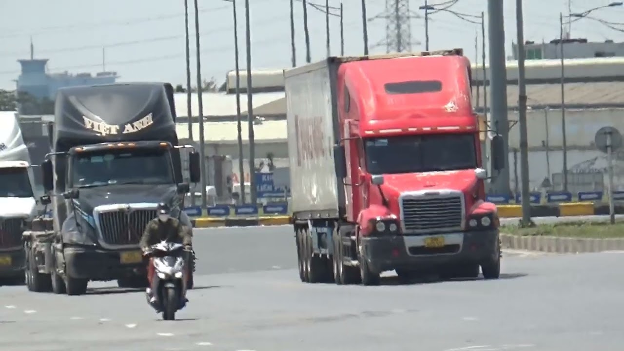 Xe ô tô đầu kéo container truck chở hàng