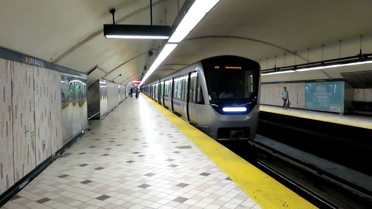 le lundi le 31 juillet 2017 Sortie du métro Montréal STM ligne 2 orange