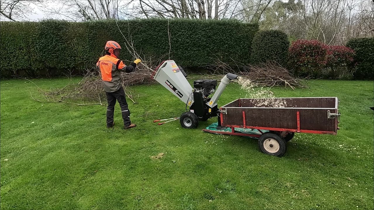 Small WOOD CHIPPER in Action, Satisfying chipping