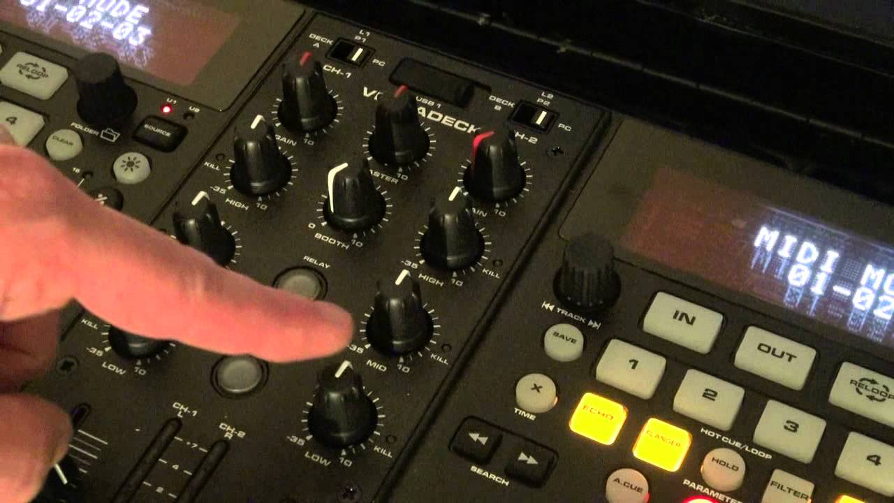 Брайан рассматривает модель Versadeck от American Audio.
