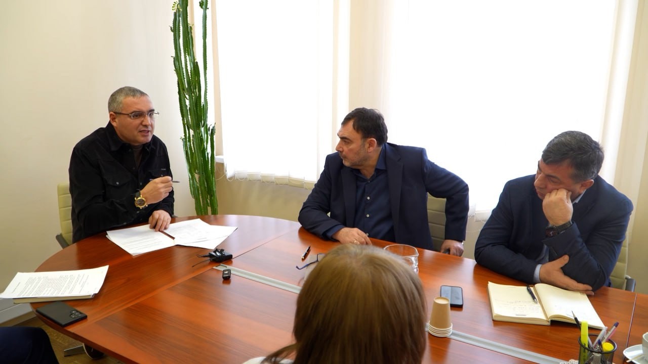 Online! Examinarea legii care prevede aflarea mașinilor străine în RM timp de 1 an