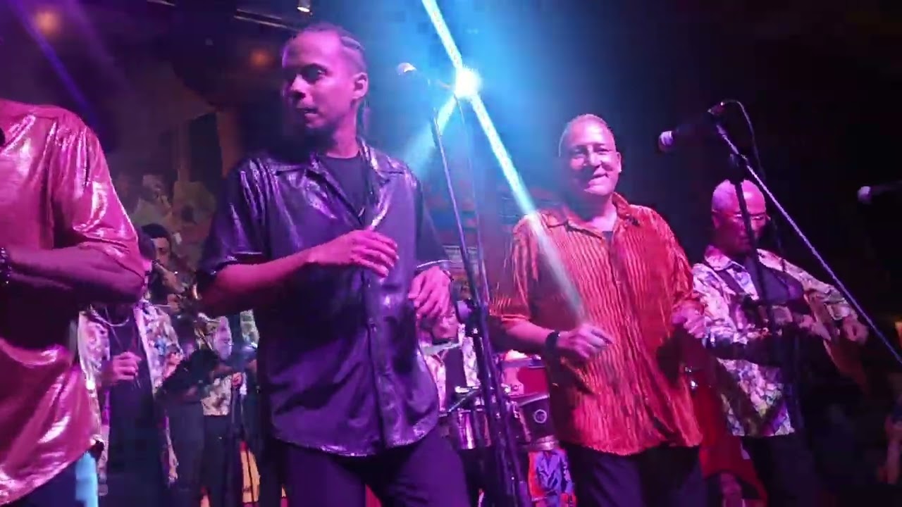 Rey en topa tolomdra con Hermes manyoma la ley