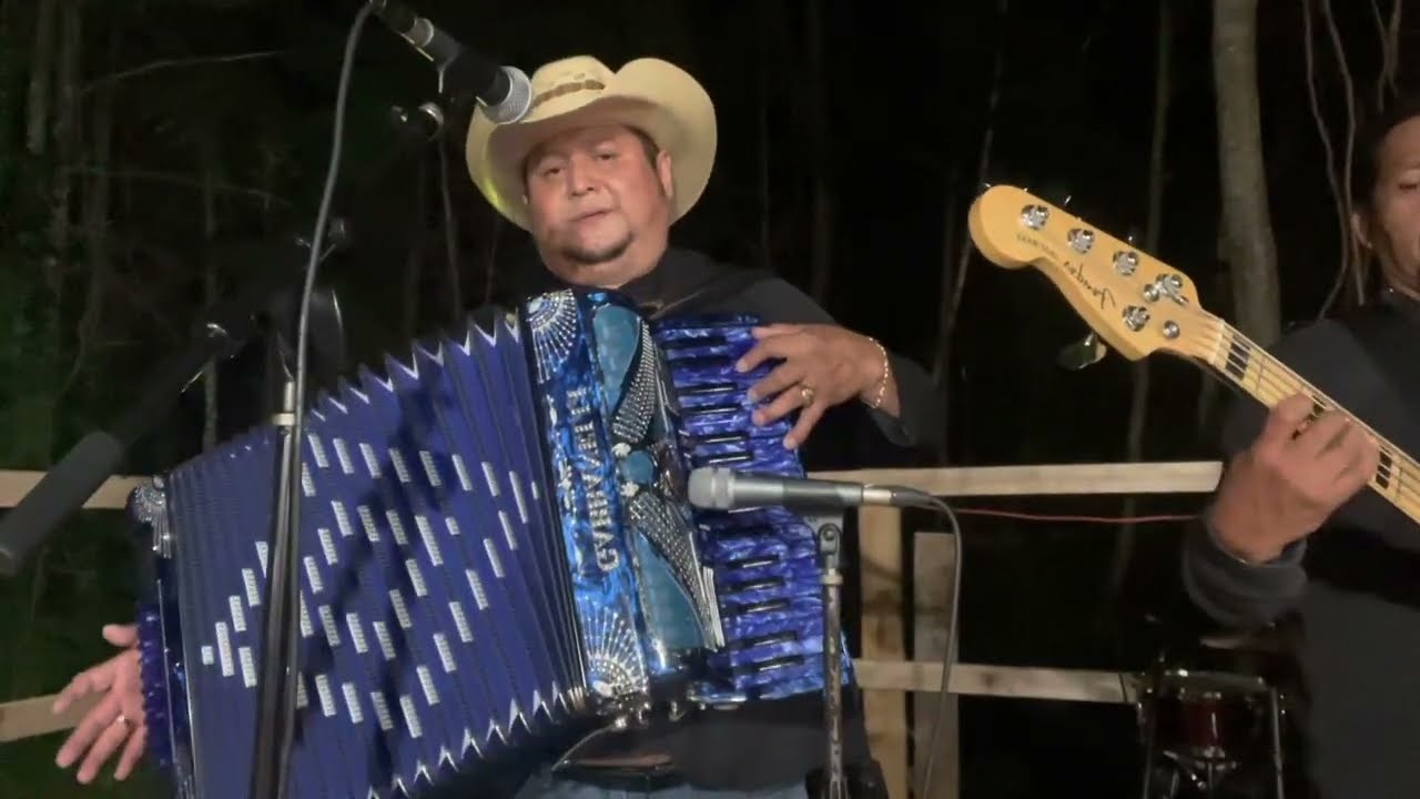 El Palomito  Acordion de Teclas en vivo