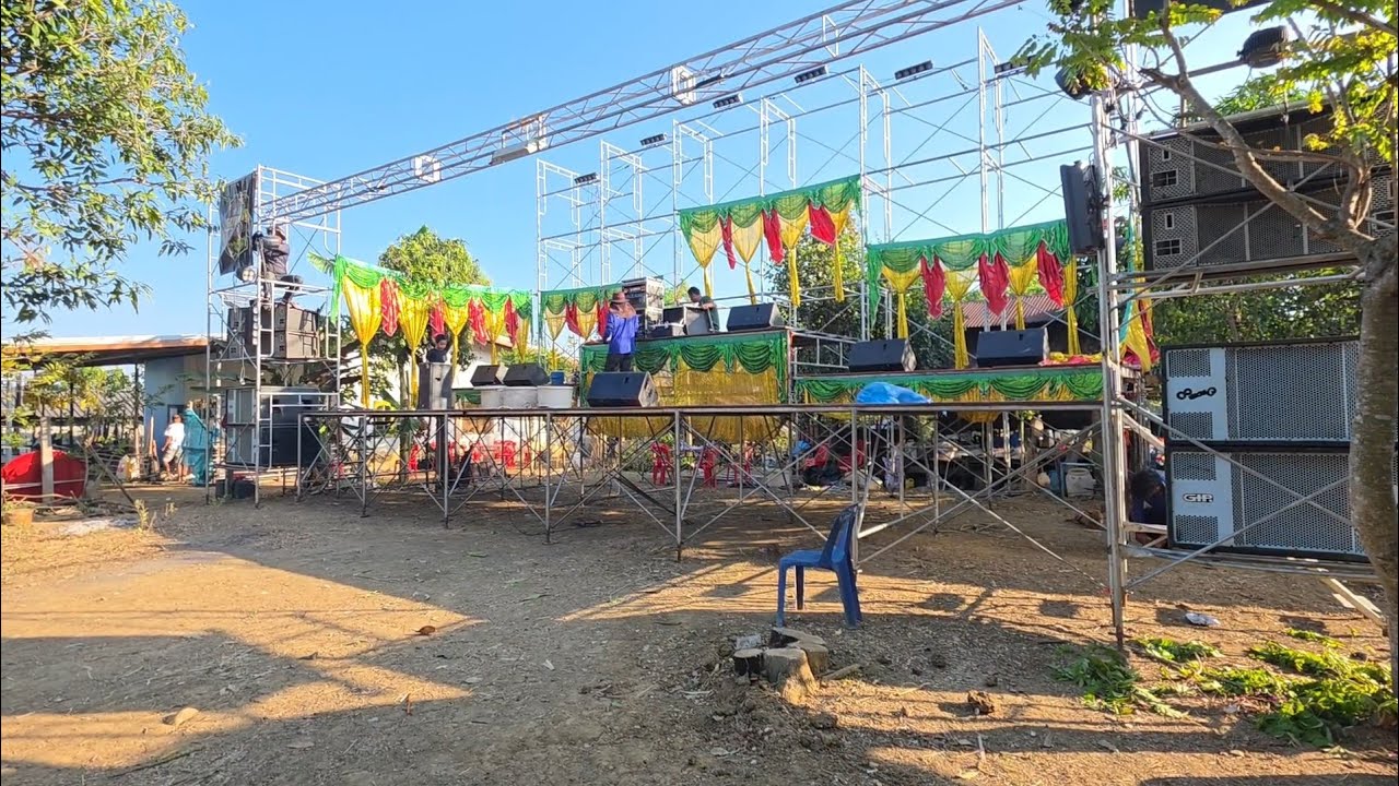 ติดตั้งเวที ที่จ. ฉะเชิงเทรา เดินทางมาไกลยังมาเจอคนบ้านเดียว 