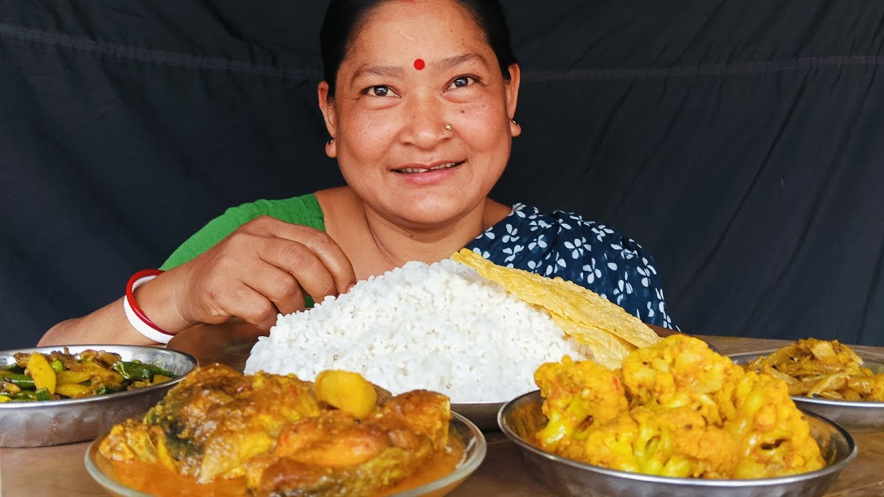 মাছের ঝোল পাপড় ভাজা ভাত পেঁয়াজকলি ভাজা ডাটার চচ্চটি