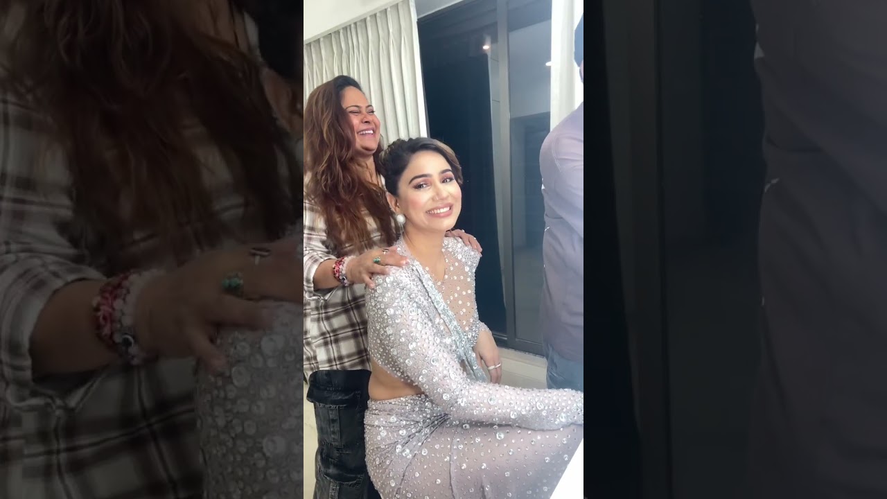 Kangana Sharma ready to make up and hair look start the make up and hair new look ￼