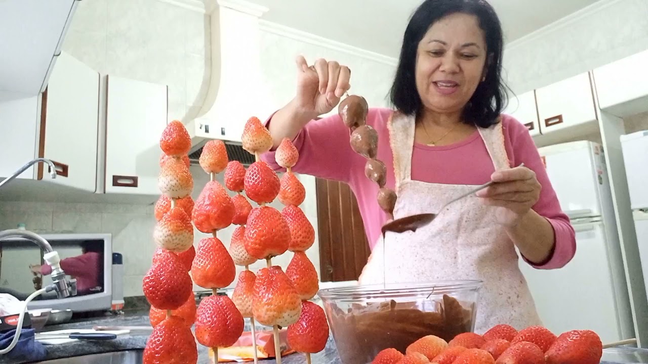 ESPETINHO DE MORANGO COM CHOCOLATE
