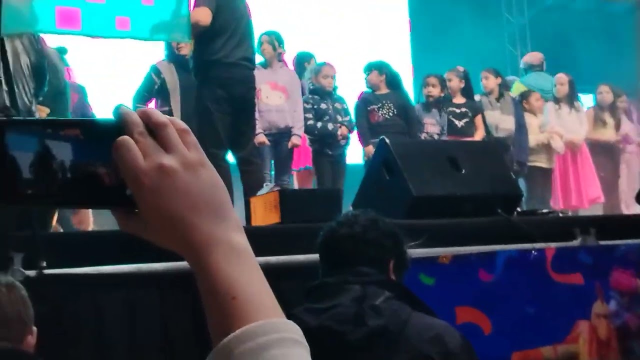 Cachureos en valdivia, presentación de las niñas y las chicas yeye, 2024 