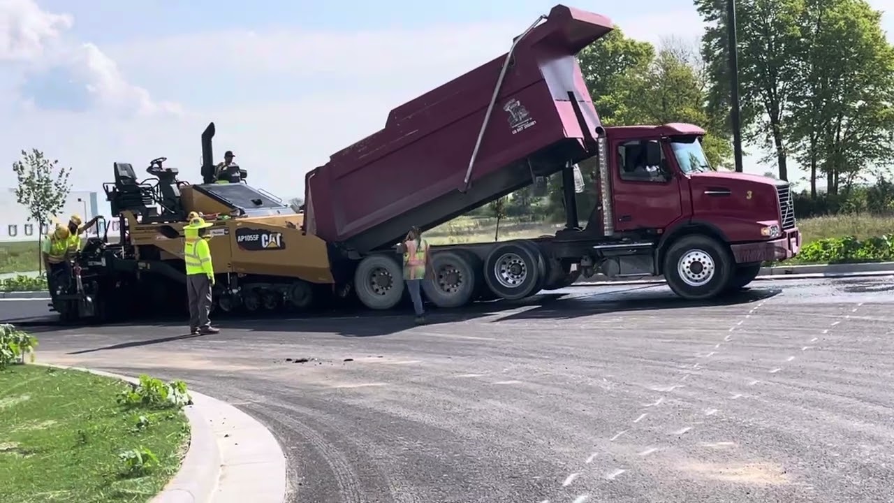 Asphalt operations in a tri-axle#triaxleking #dumptrucklife #dumpbabies #ohwee #asphalt #dirtnrocks