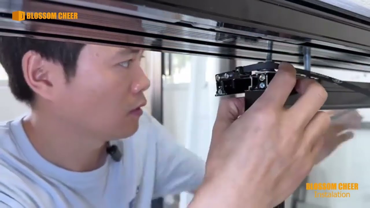Installation Of Three Linkage Sliding Door With Hanging Rails三联动左右互推吊轨推拉门安装视频