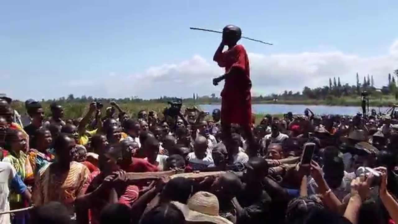 Madagascar 2014 : Accueil d'un enfant guerrier, Mananjary, 0'29