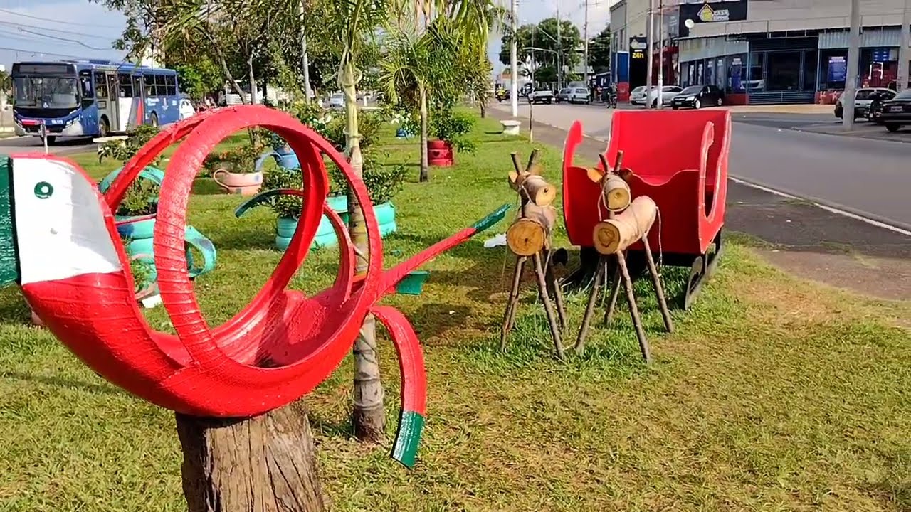 DECORA&Ccedil;&Atilde;O DE NATAL ECOL&Oacute;GICO, TUDO COM GARRAFA PETS E PNEUS USADO.